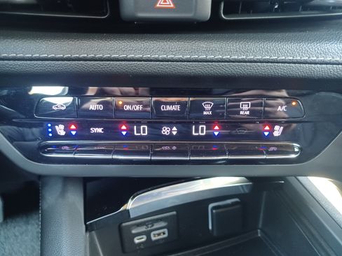 Used 2023 Buick Envision AWD Avenir image 27