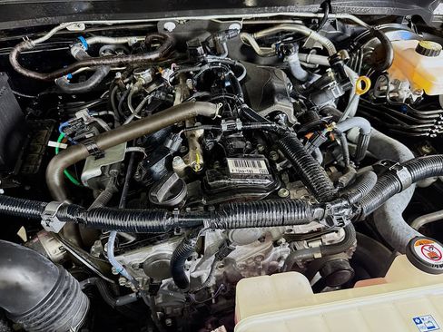 Used 2025 Toyota Tacoma SR5 AWD/4WD image 36