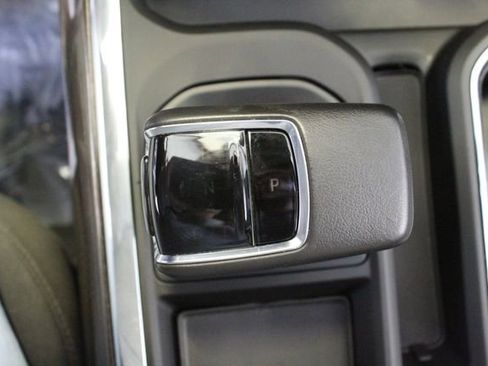 Used 2022 Chevrolet Silverado 1500 LT w/ Z71 Off-Road Package AWD/4WD image 17