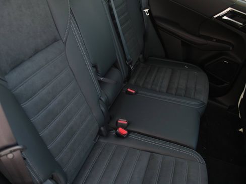 New 2025 Mitsubishi Outlander SE image 9