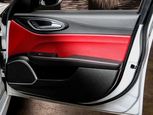 Used 2019 Alfa Romeo Giulia w/ Quick Order Package 22K Sport RWD image 49