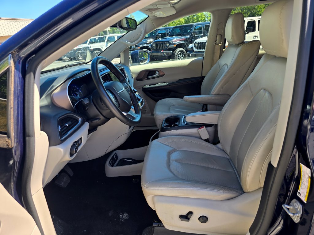 Used 2018 Chrysler Pacifica Touring-L Plus FWD image 4