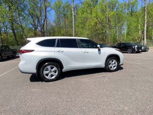 Used 2023 Toyota Highlander LE image 5
