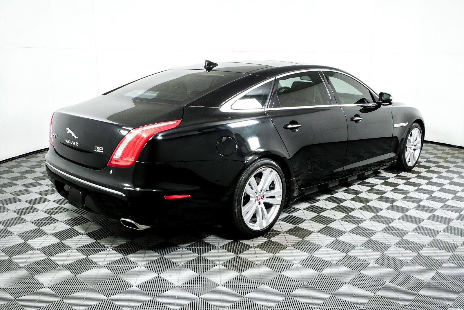 Used 2013 Jaguar XJ L Portfolio AWD/4WD image 3