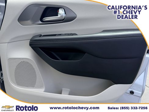 Used 2023 Chrysler Pacifica Touring-L FWD image 9