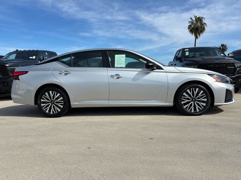 Used 2024 Nissan Altima 2.5 SV image 3