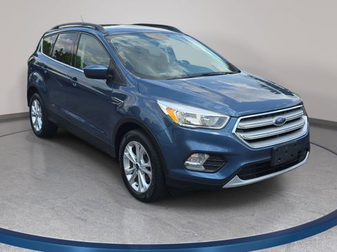 Used 2018 Ford Escape SE w/ SE Sync 3 Package AWD/4WD image 3