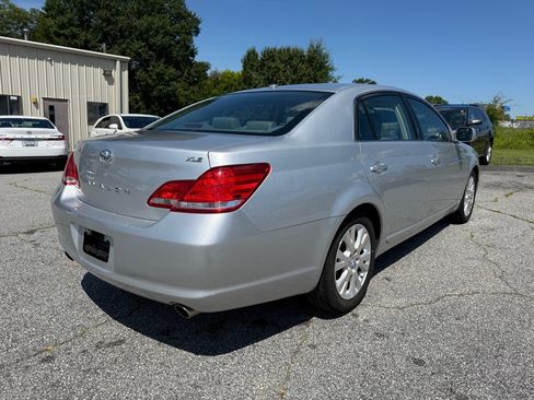Used 2010 Toyota Avalon XLS FWD image 7