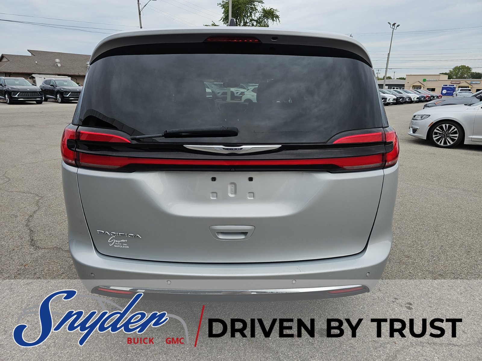 Used 2023 Chrysler Pacifica Touring-L FWD image 27