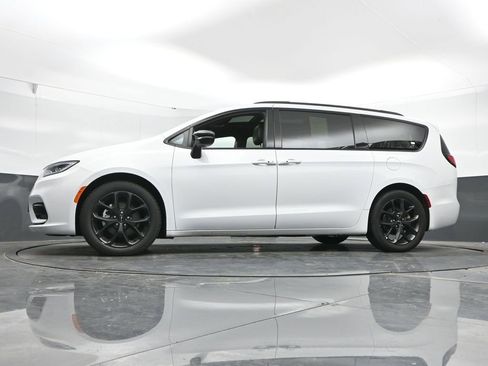 Used 2025 Chrysler Pacifica Limited image 52