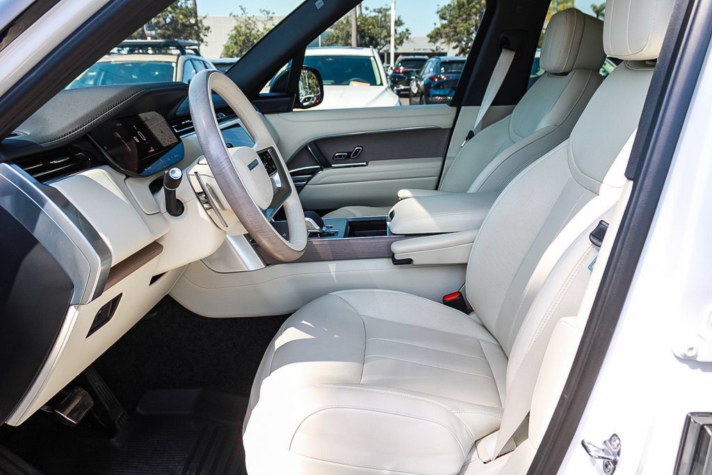 Used 2025 Land Rover Range Rover SE AWD/4WD image 17