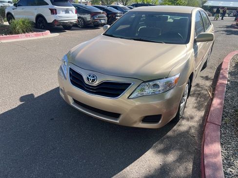 Used 2010 Toyota Camry LE image 3