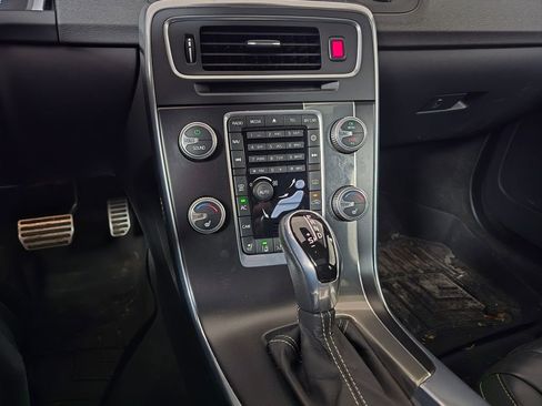 Used 2015 Volvo V60 T6 R-Design Platinum image 28