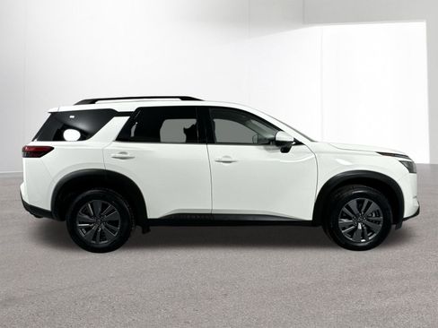 Certified 2025 Nissan Pathfinder SV image 38