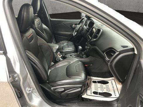 Used 2021 Jeep Cherokee Trailhawk image 19