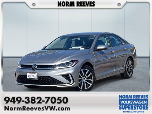 Certified 2025 Volkswagen Jetta SE image 1