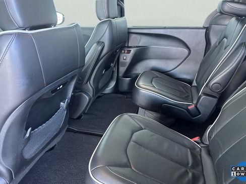 Used 2025 Chrysler Pacifica Limited image 5