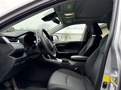 Used 2022 Toyota RAV4 XLE image 12