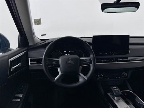 Used 2025 Mitsubishi Outlander SE image 24
