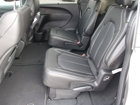 New 2026 Chrysler Pacifica Select image 24