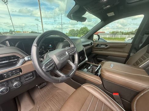 Used 2025 GMC Yukon XL Denali Ultimate w/ LPO, Floor Liner Package AWD/4WD image 14
