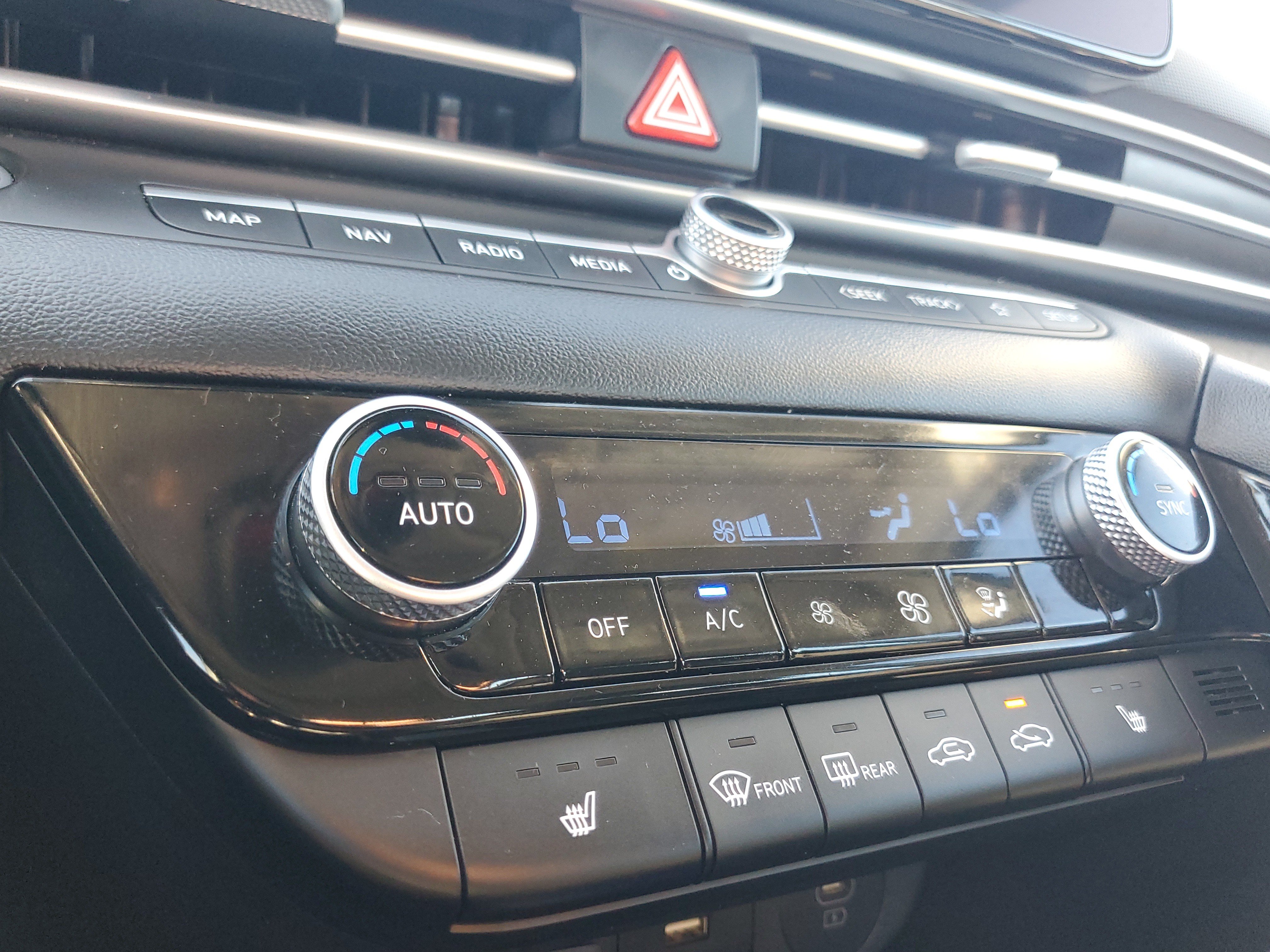 Used 2025 Hyundai Elantra SEL FWD image 31