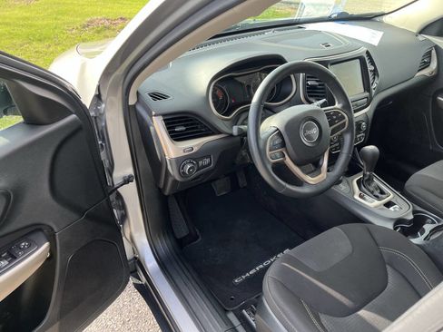 Used 2017 Jeep Cherokee Latitude w/ Safety/Convenience Group AWD/4WD image 11