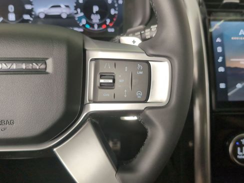 Used 2025 Land Rover Discovery Dynamic SE image 16