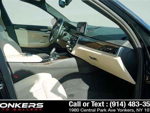 Used 2022 BMW 540i xDrive w/ Premium Package image 29