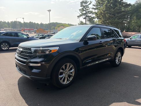 Used 2024 Ford Explorer XLT w/ Equipment Group 202A AWD/4WD image 3