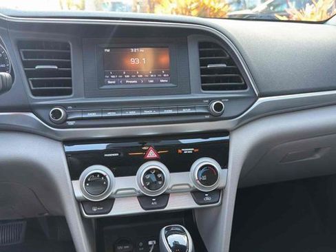 Used 2019 Hyundai Elantra SE image 4