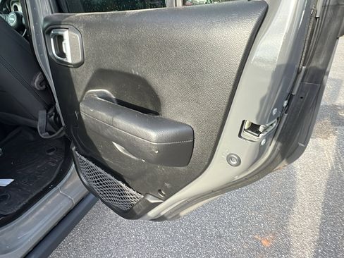 Used 2023 Jeep Gladiator Willys image 18