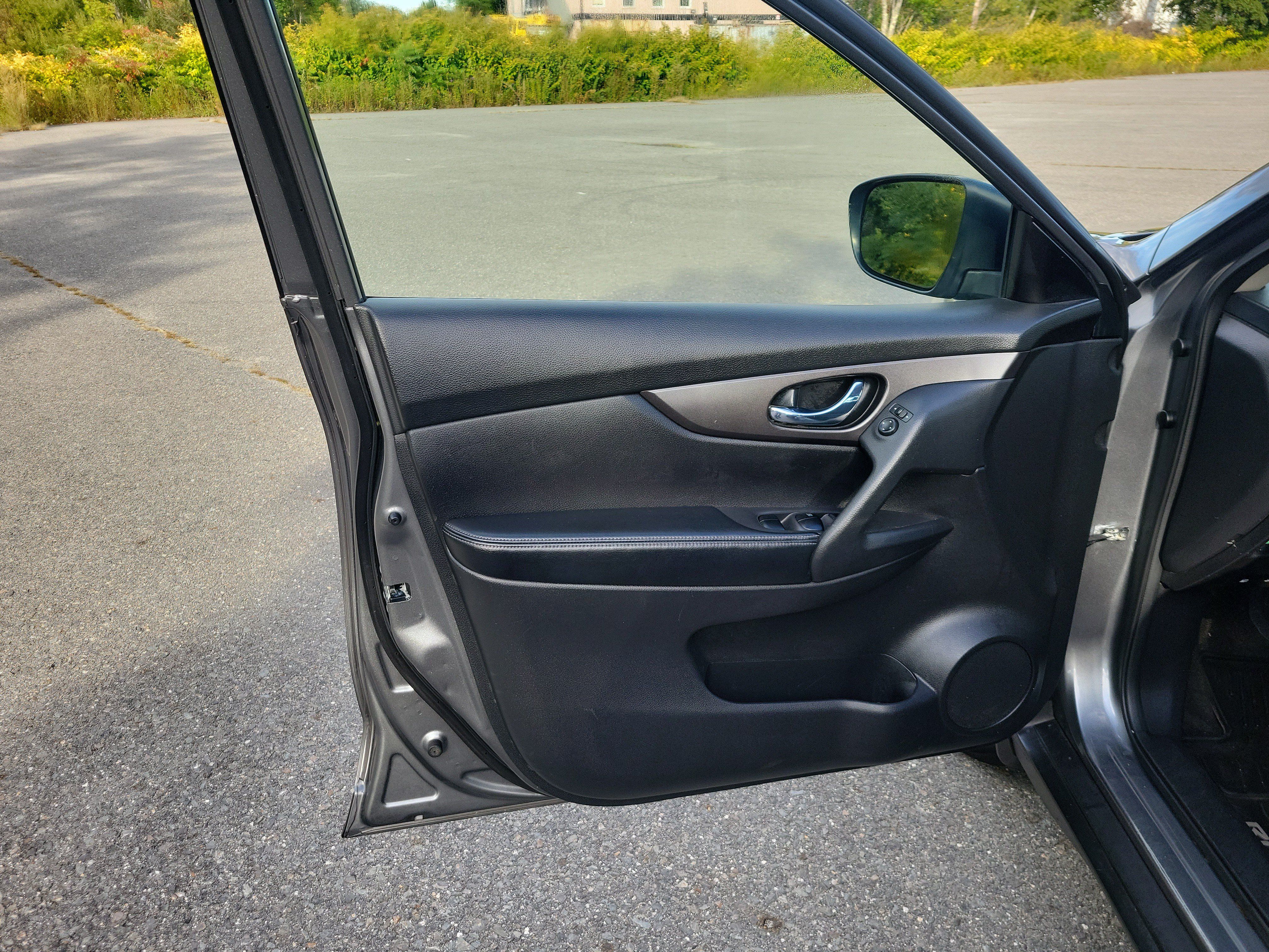 Used 2016 Nissan Rogue S AWD/4WD image 15