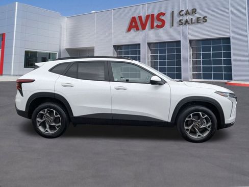 Used 2025 Chevrolet Trax LT w/ LT Convenience Package image 7