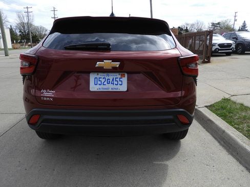 Used 2025 Chevrolet Trax LS w/ LS Convenience Package FWD image 8