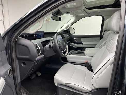 Certified 2025 Ford Expedition Platinum w/ Platinum Ultimate Package AWD/4WD image 3