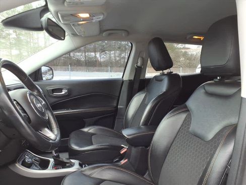 Used 2018 Jeep Compass Latitude w/ Popular Equipment Group image 9