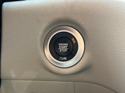 Used 2023 Chrysler Pacifica Touring-L FWD image 25