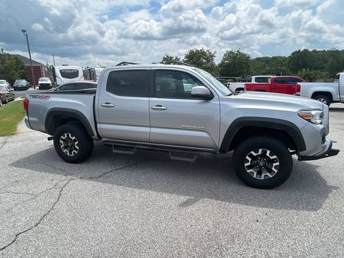 Used 2019 Toyota Tacoma TRD Off-Road AWD/4WD image 8