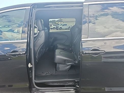 New 2026 Chrysler Pacifica Select image 21