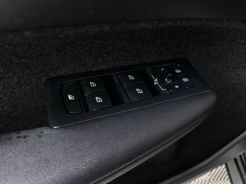 Used 2023 Volvo XC40 B5 Plus AWD/4WD image 24