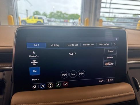 Used 2021 Chevrolet Suburban Premier AWD/4WD image 8
