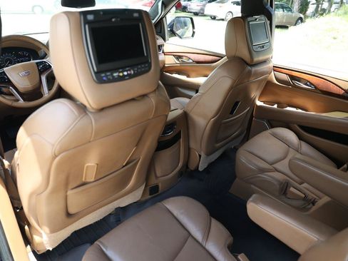 Used 2017 Cadillac Escalade ESV Platinum RWD image 10