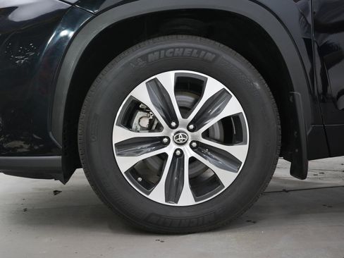 Used 2023 Toyota Highlander XLE AWD/4WD image 30