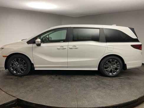 New 2026 Honda Odyssey Touring image 4