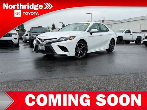 Used 2020 Toyota Camry SE w/ Convenience Package FWD image 3
