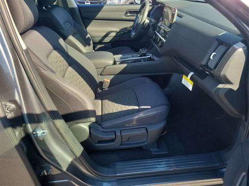New 2025 Nissan Pathfinder SV image 11