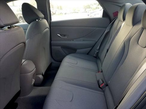 Used 2025 Hyundai Elantra SE FWD image 9