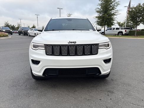 Used 2022 Jeep Grand Cherokee Laredo X AWD/4WD image 3