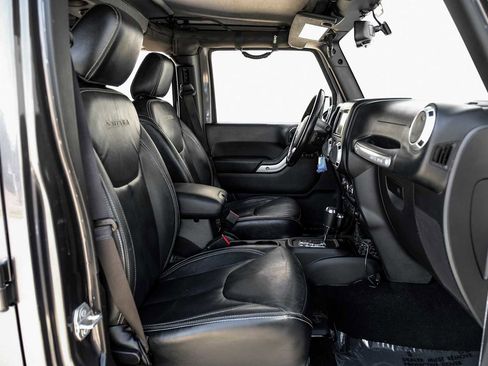 Used 2018 Jeep Wrangler Unlimited Sahara image 33